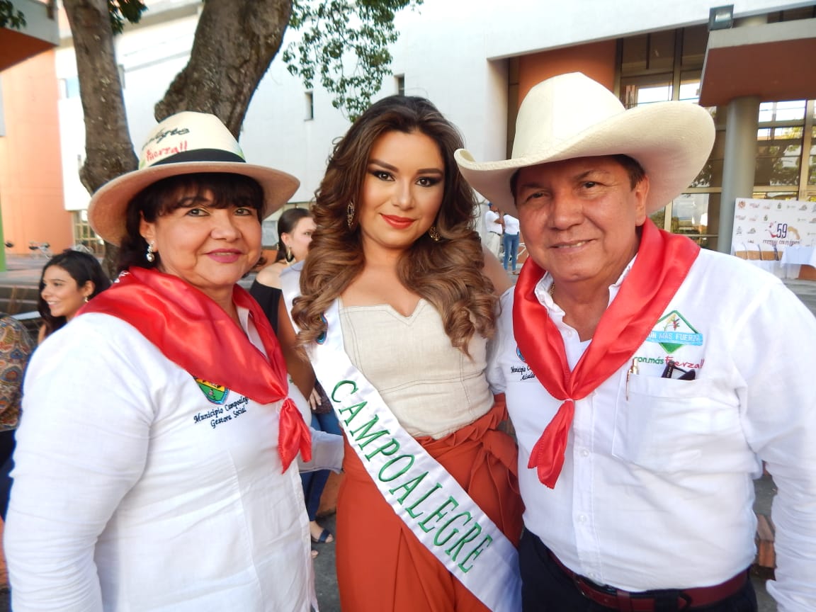 Carmena Cortez, gestora social de Campoalegre, María Pilar Álvarez Fierro y el alcalde Ademar Gutiérrez.